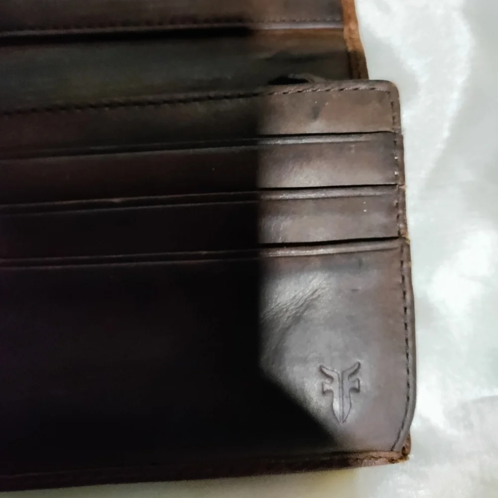 Frye warm chocolate brown leather zippered pocket card slots wallet